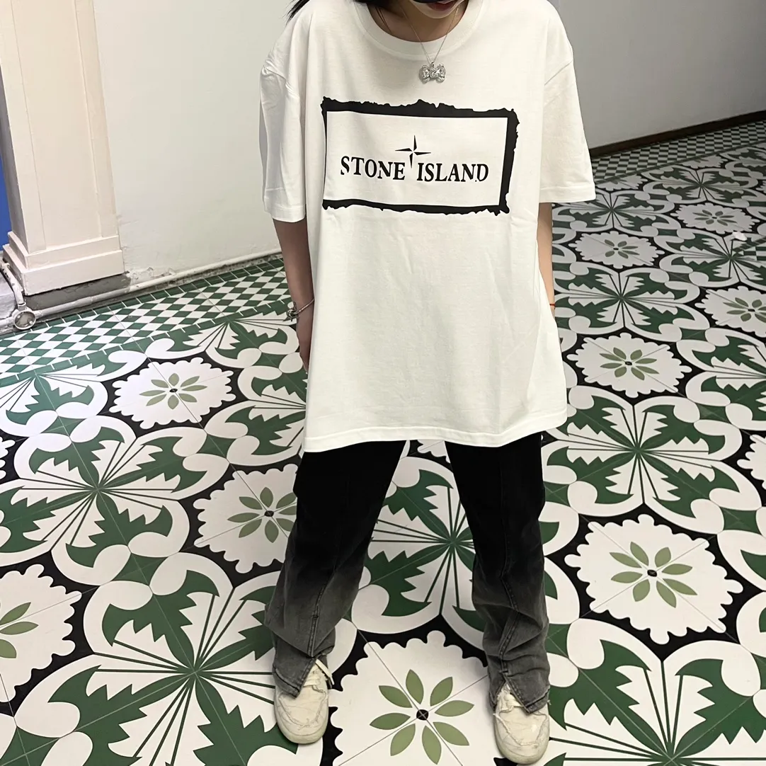W612#P110💰 [Stone lsland/Stone Island summer new front and back printed short-sleeved T-shirt] ⚠️[Original creation, high control of details] Made of 260 grams of combed cotton, 32-count double yarn - Simple basic versatile style, original quality, the first choice for couples. - Made in a large factory, four needles and five threads on the shoulder, neat alignment, high quality workmanship. - Same style for men and women, very versatile, one piece for each hand, details are clearly visible. Color: black White Size: M L